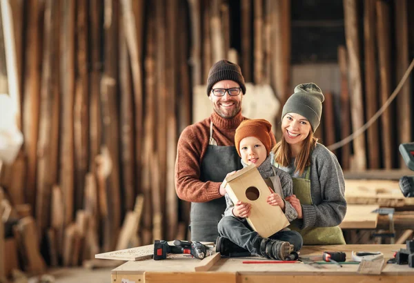 Genitori Felici Bambino Con Casa Legno Uccello Mano Guardando Macchina — Foto Stock