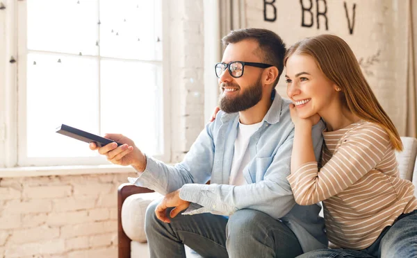 Delighted Adult Man Woman Smiling Looking Camera While Sitting Sofa — Stock Photo, Image