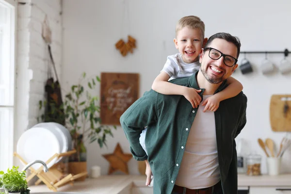 Nevető Fiatal Apa Alkalmi Viselet Szemüveg Piggyback Boldog Kisfia Nézi — Stock Fotó