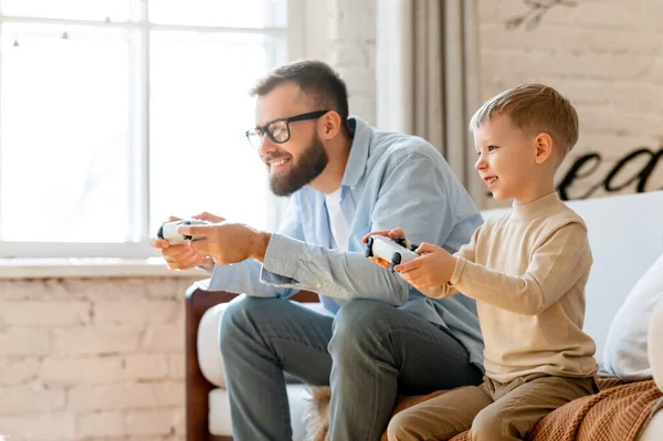 Família Feliz Homem Barbudo Menino Encantado Usando Gamepads Para Jogar — Fotografia de Stock