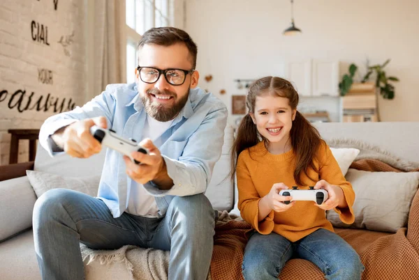 Família Feliz Pai Barbudo Filha Encantada Usando Gamepads Para Jogar — Fotografia de Stock