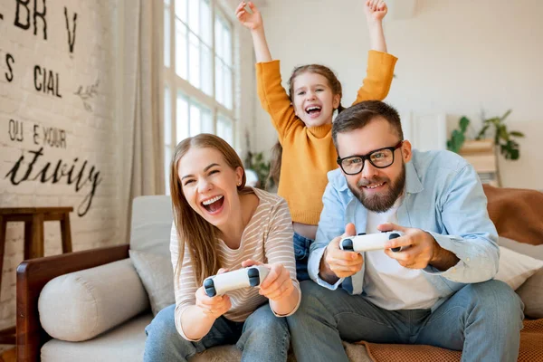 Familia Feliz Niña Alegre Levantando Los Brazos Gritando Mientras Apoya — Foto de Stock