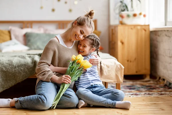 Šťastná Žena Kyticí Tulipánů Ruce Objímající Roztomilé Dcerušky Zatímco Dostává — Stock fotografie