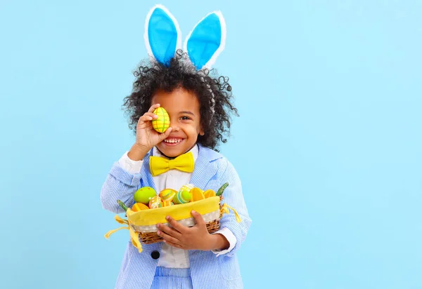 Alegre Niño Étnico Con Pelo Afro Traje Pascua Orejas Conejo — Foto de Stock