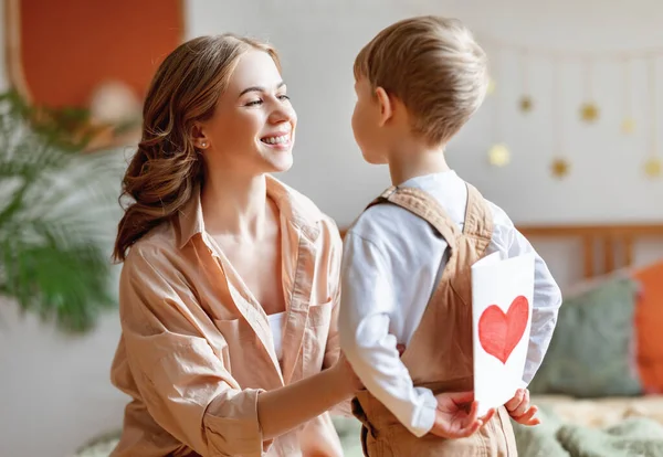 Хлопчик Ховає Листівку Ручної Роботи Серцем Позаду Вітаючи Щасливу Матір — стокове фото