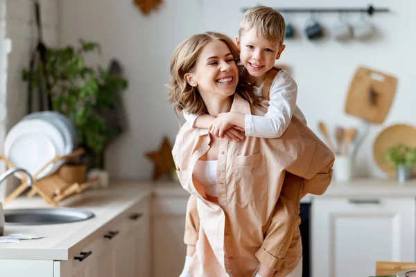 Mulher Feliz Dando Passeio Piggyback Para Menino Alegre Enquanto Brincava — Fotografia de Stock