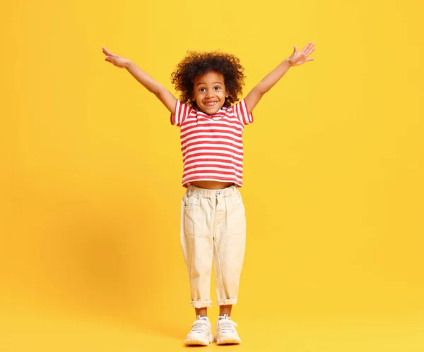 Cuerpo Completo Niño Afroamericano Emocionado Con Pelo Rizado Traje Elegante — Foto de Stock