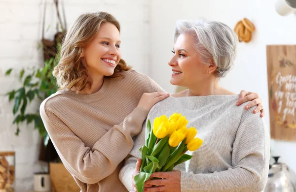 Pozitivní Elegantní Starší Žena Partou Čerstvých Tulipánů Usmívá Přijímá Dárek — Stock fotografie