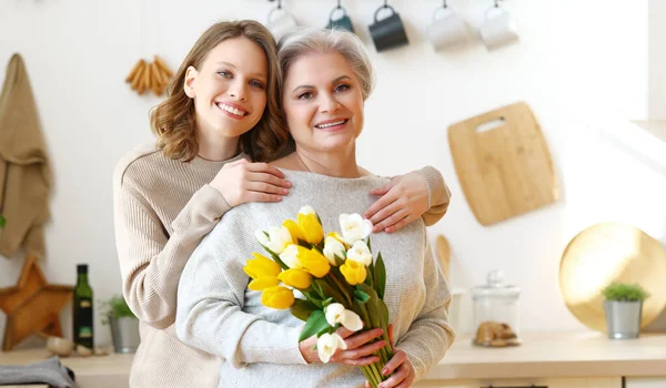 Mujer Anciana Elegante Positiva Con Montón Tulipanes Frescos Sonriendo Mirando —  Fotos de Stock