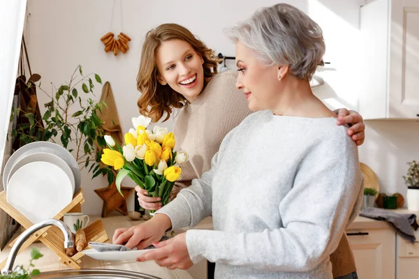 Una Figlia Giovane Positiva Una Madre Anziana Mazzo Tulipani Cucina — Foto Stock