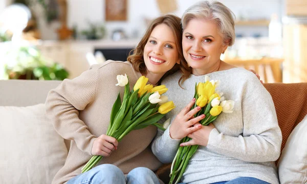 Joven Hija Positiva Con Madre Mayor Ropa Casual Sonriendo Abrazándose — Foto de Stock