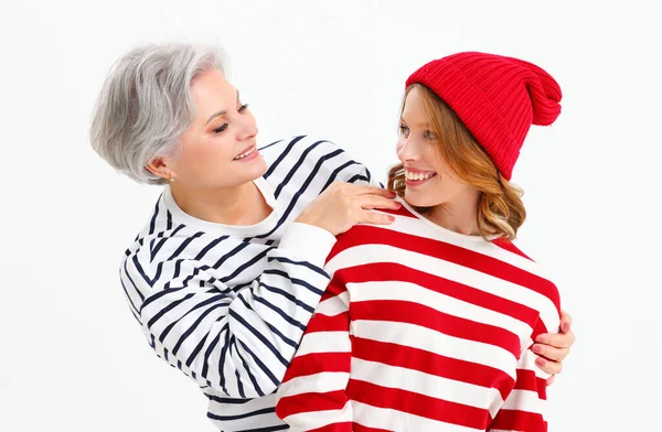 Alegre Hija Adolescente Madura Madre Pelo Gris Sudaderas Rayas Moda — Foto de Stock