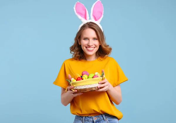 Fröhliche Junge Frau Lässiger Gelber Kleidung Und Hasenohren Auf Dem — Stockfoto