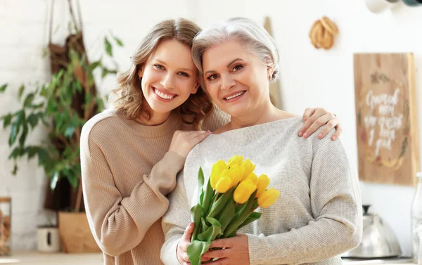 Femme Âgée Élégante Positive Avec Tas Tulipes Fraîches Souriantes Regardant — Photo