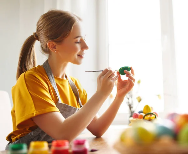 Deliciosos Huevos Creativos Pintura Femenina Con Pinturas Coloridas Mientras Sienta — Foto de Stock