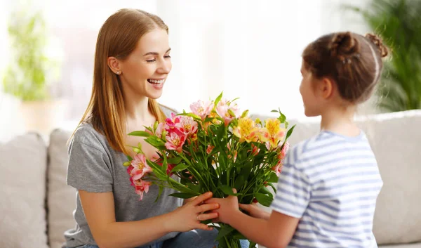 Delighted Schattige Dochter Geven Boeket Van Alstroemeria Bloemen Aan Moeder — Stockfoto