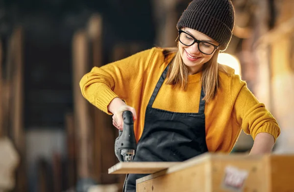 Leende Vuxen Kvinnlig Träarbetare Förkläde Och Stickad Gul Tröja Skära — Stockfoto