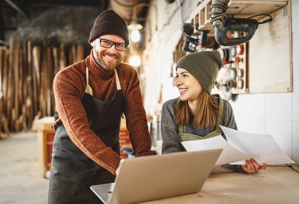 Positiv Man Och Kvinna Förkläden Står Nära Bordet Med Bärbar — Stockfoto