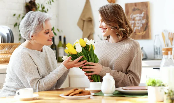 Giovane Donna Felice Che Bouqet Tulipani Eccitata Elegante Madre Anziana — Foto Stock