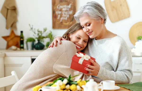 Vrolijke Jonge Vrouw Knuffelen Gelukkig Oudere Vrouw Met Gesloten Ogen — Stockfoto