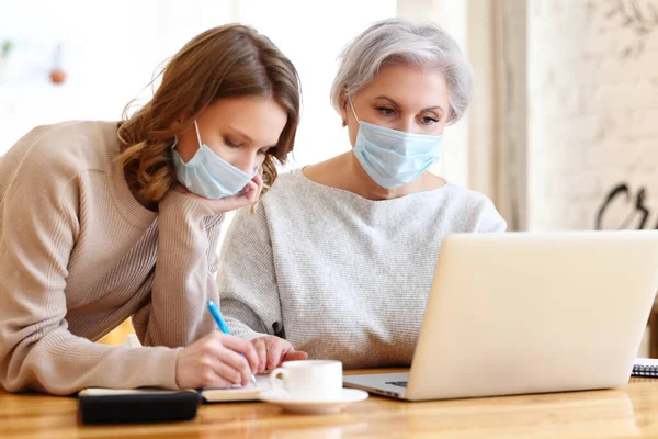 Giovane Donna Irriconoscibile Abiti Casual Maschera Prendere Appunti Pianificatore Mentre — Foto Stock