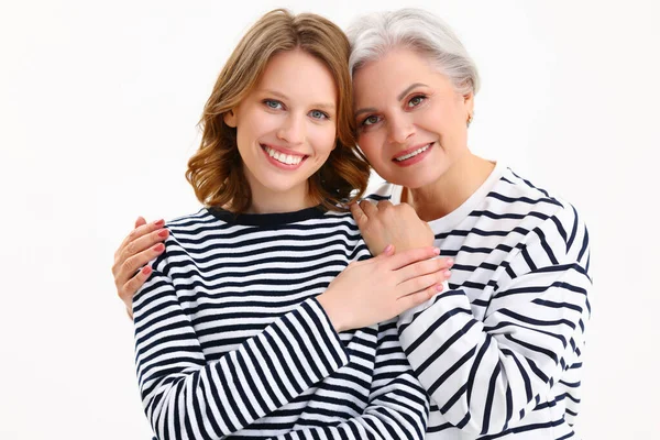 Glückliche Mutter Mittleren Alters Umarmt Lächelnde Kleine Tochter Ähnlich Gestreiftem — Stockfoto