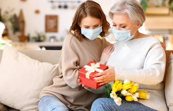 Mujer Anciana Irreconocible Con Ropa Casual Máscara Facial Sentada Cómodo — Foto de Stock