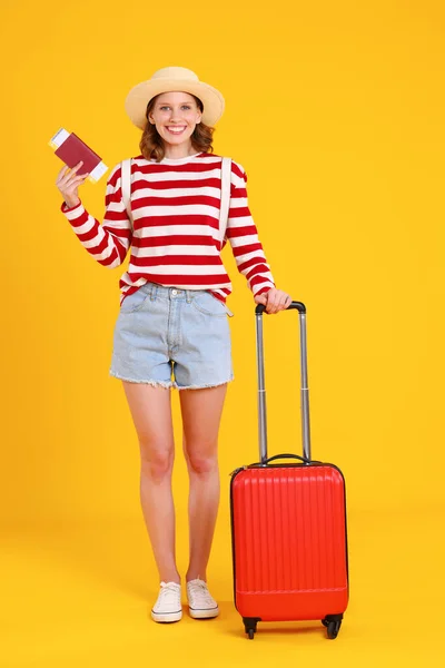 Full Body Trendy Jonge Vrouw Met Paspoort Tickets Lachend Voor — Stockfoto