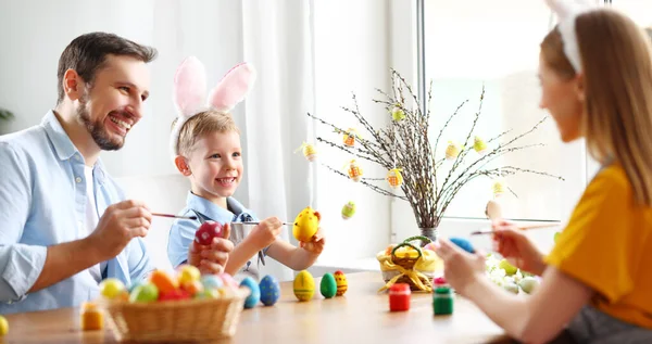 Familia Feliz Madre Padre Hijo Sentados Mesa Casa Pintando Huevos — Foto de Stock