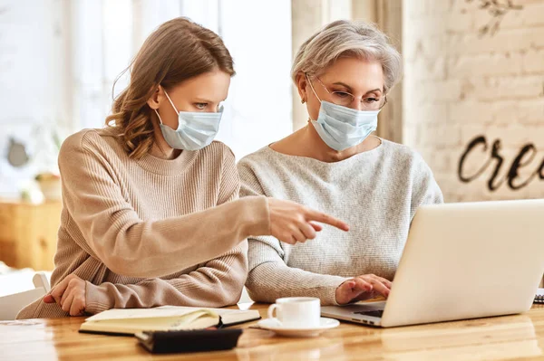 Anonimo Grave Giovane Donna Abiti Casual Maschera Viso Che Punta — Foto Stock