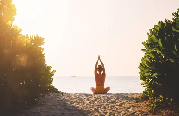 Mayo Giymiş Yoga Yapan Okyanusun Kıyısındaki Lotus Pozisyonunda Meditasyon Yapan — Stok fotoğraf