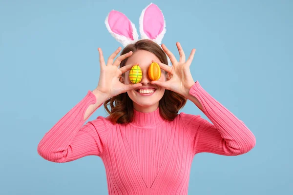 Fröhliche Junge Frau Lässiger Kleidung Und Hasenohren Auf Dem Kopf — Stockfoto