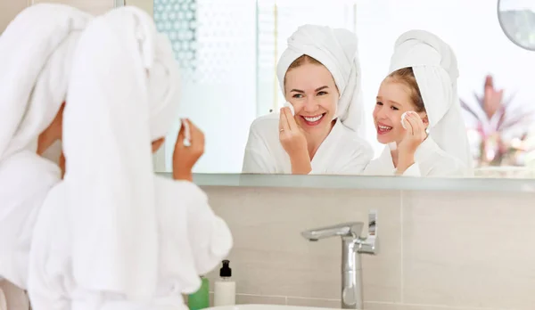后视镜下 穿着浴衣的女人站在镜子前 用滋补品擦拭脸皮 彼此凝视着对方的笑脸 — 图库照片