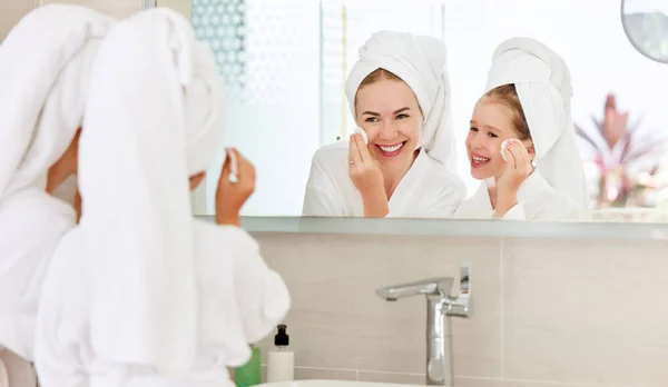 Vista Posterior Chica Riendo Con Mujer Batas Baño Pie Delante — Foto de Stock