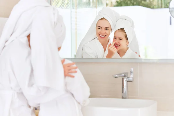 Reflejo Espejo Chica Alegre Mujer Toallas Albornoz Untando Crema Facial — Foto de Stock