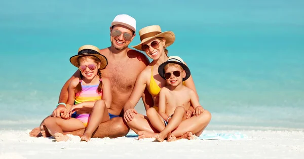 Corps Complet Enfants Heureux Avec Des Parents Lunettes Soleil Maillots — Photo