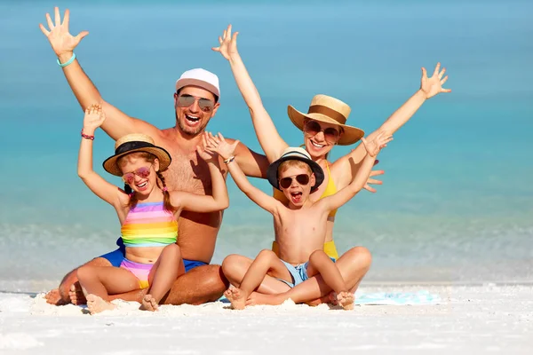 Familia Feliz Larga Duración Padres Con Niño Niña Que Usan — Foto de Stock