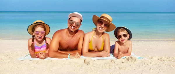 Glückliche Kinder Mit Eltern Sonnenbrille Und Badeanzug Mit Hut Lächeln — Stockfoto