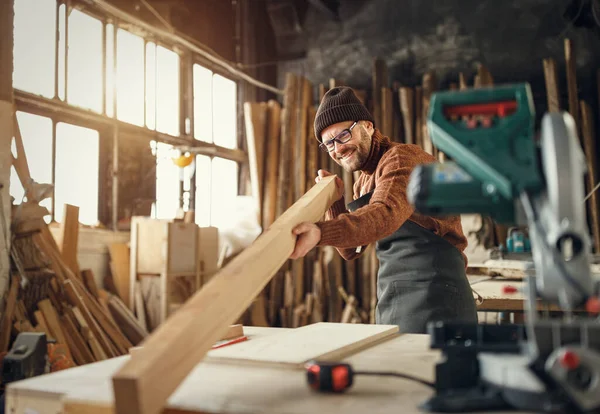 Konzentrierte Erwachsene Männliche Holzarbeiter Schürze Und Strickgat Schneiden Von Holzplanken — Stockfoto