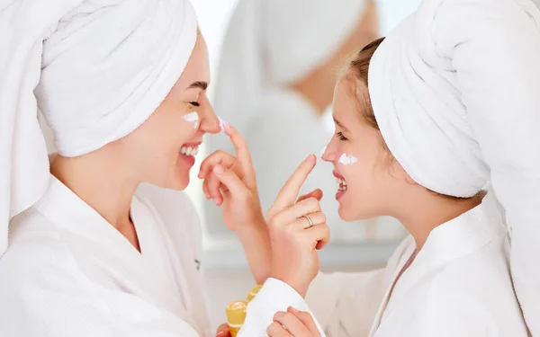 Vista Lateral Mujer Niña Alegres Albornoces Con Toallas Sobre Cabello — Foto de Stock