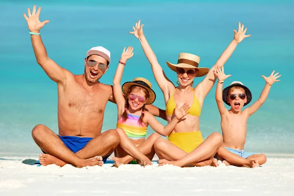 Familia Feliz Larga Duración Padres Con Niño Niña Que Usan —  Fotos de Stock