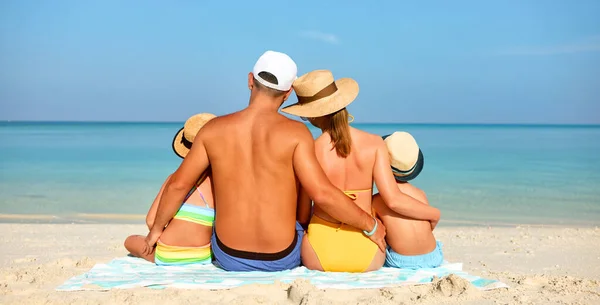 Back View Parents Embracing Children All Wearing Swimsuits Hats While — Stock Photo, Image