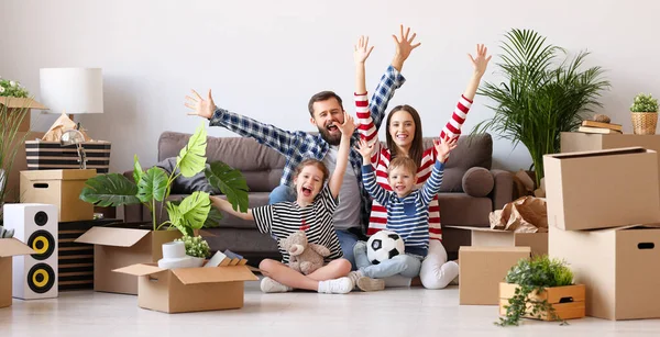 Ganzkörperoptimistische Eltern Und Kinder Heben Die Arme Und Schreien Vor — Stockfoto