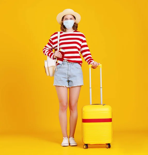 Cuerpo Completo Joven Viajera Irreconocible Ropa Casual Mascarilla Pie Contra — Foto de Stock