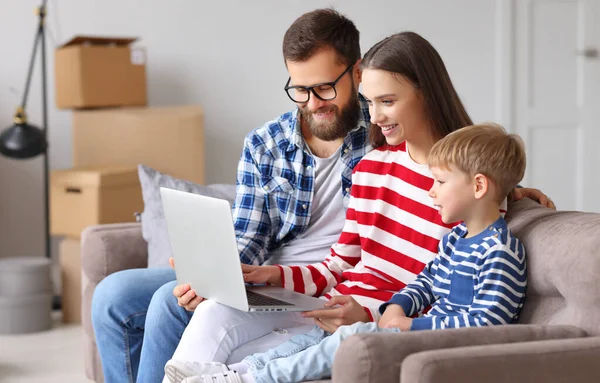 Pais Felizes Criança Usando Laptop Para Comprar Novo Apartamento Enquanto — Fotografia de Stock