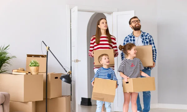 Amazed Parents Children Carton Boxes Looking Amazement While Entering New — Stock Photo, Image