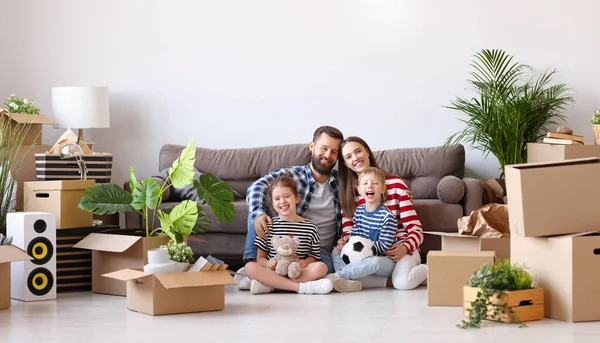 Los Padres Encantados Los Niños Lindos Que Reúnen Suelo Sala — Foto de Stock