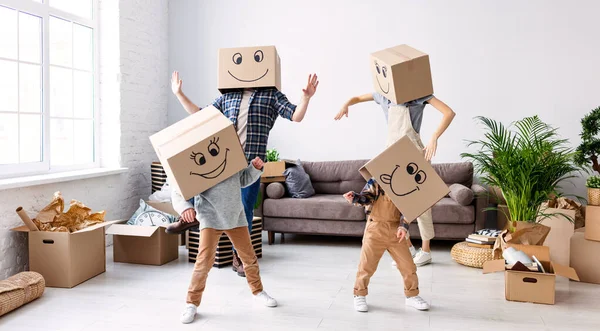 Беззаботные Родители Дети Коробках Головах Танцуют Новой Просторной Квартире Веселясь — стоковое фото