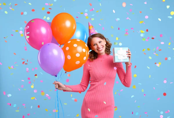 Optimistische Frau Mit Bunten Luftballons Und Geschenkbox Die Unter Fallendem — Stockfoto