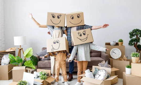 Unbekanntes Paar Und Kinder Mit Kartons Auf Dem Kopf Stehen — Stockfoto